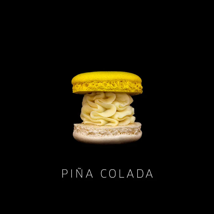 Macaron cocktail Piña colada avec une ganache pochée façon dentelle et coques dépareillées jaune et blanche