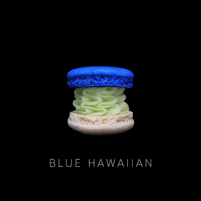 Macaron cocktail Blue Hawaiian avec une ganache pochée façon dentelle